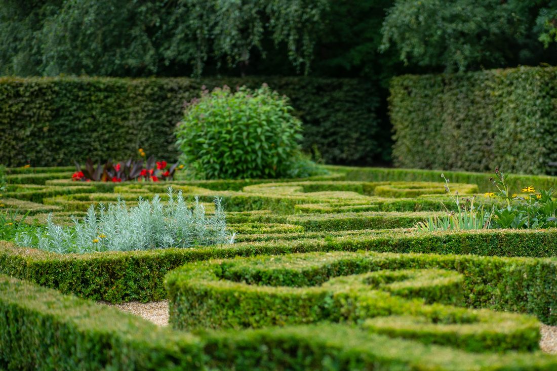 Garden wall in Cotswold stone